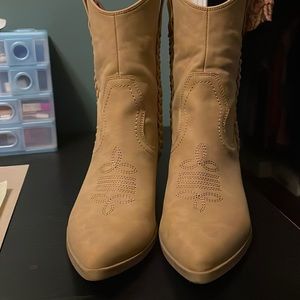 Fashionable Dolce Vita Western Ankle Boots